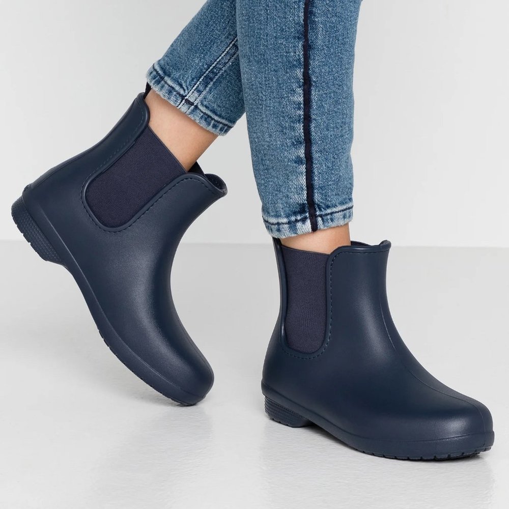 NWT CROCS Women 4 KIDS J2 Freesail Chelsea Boots in NAVY Slip On Comfy Shoes